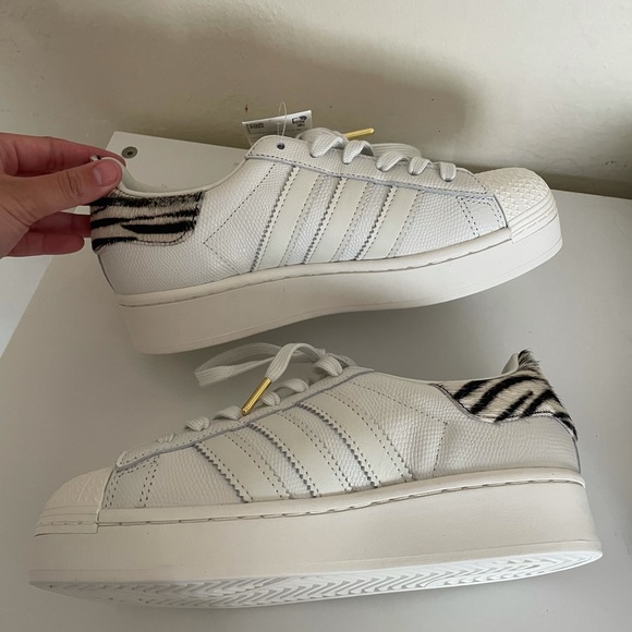 Adidas fuzzy zebra superstars size 6 - Picture 4 of 5